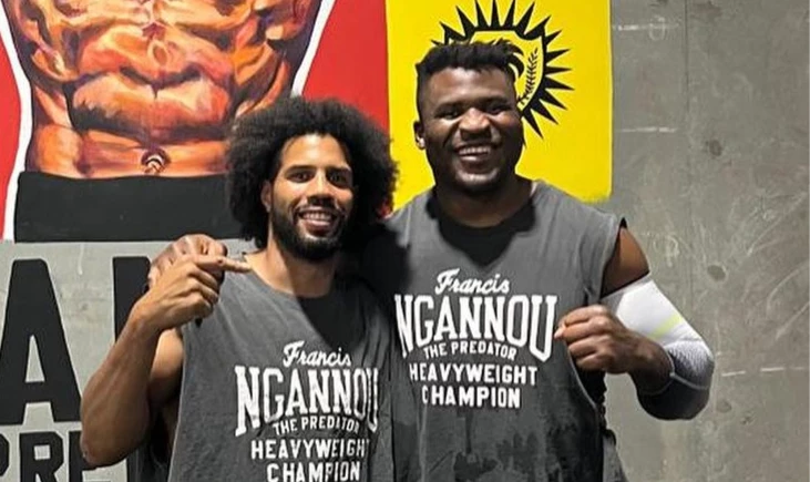 Francis Ngannou et John Mbumba lors d'une séance de boxe anglaise avant le combat contre Tyson Fury.