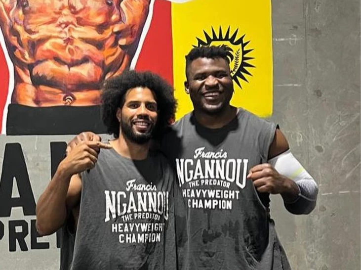 Francis Ngannou et John Mbumba lors d'une séance de boxe anglaise avant le combat contre Tyson Fury.