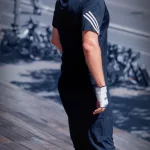 Boxeur satisfait en fin de séance de boxe à Paris 13, partant vers la Seine face à la BNF.