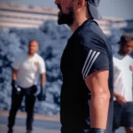 Boxeur soufflant après un exercice intense lors du cours de boxe en plein air à Paris 13 BNF.