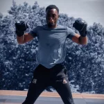 Boxeur en plein effort pendant un exercice cardio lors du cours de boxe à Paris 13 BNF.