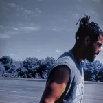 Coach John Mbumba lors d’un cours de boxe en plein air à Paris 13, face à la BNF et à la Seine.