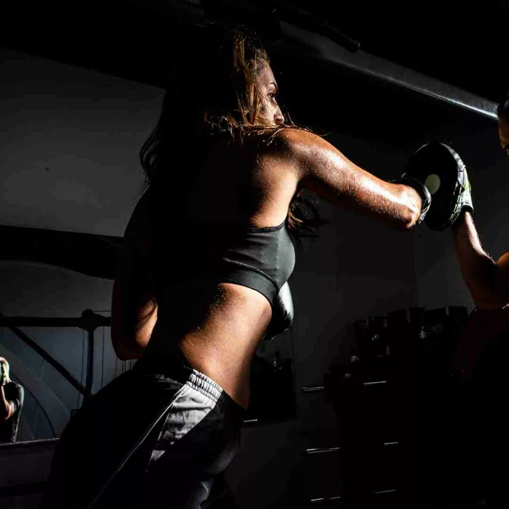 salle de boxe Paris 11 - femme en séance de boxe anglaise au 11ème Round