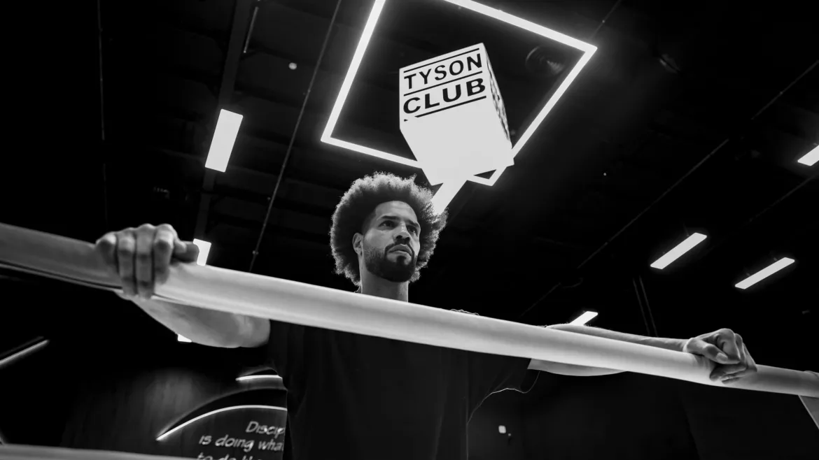 John Mbumba coach de boxe anglaise dans un ring — Paris