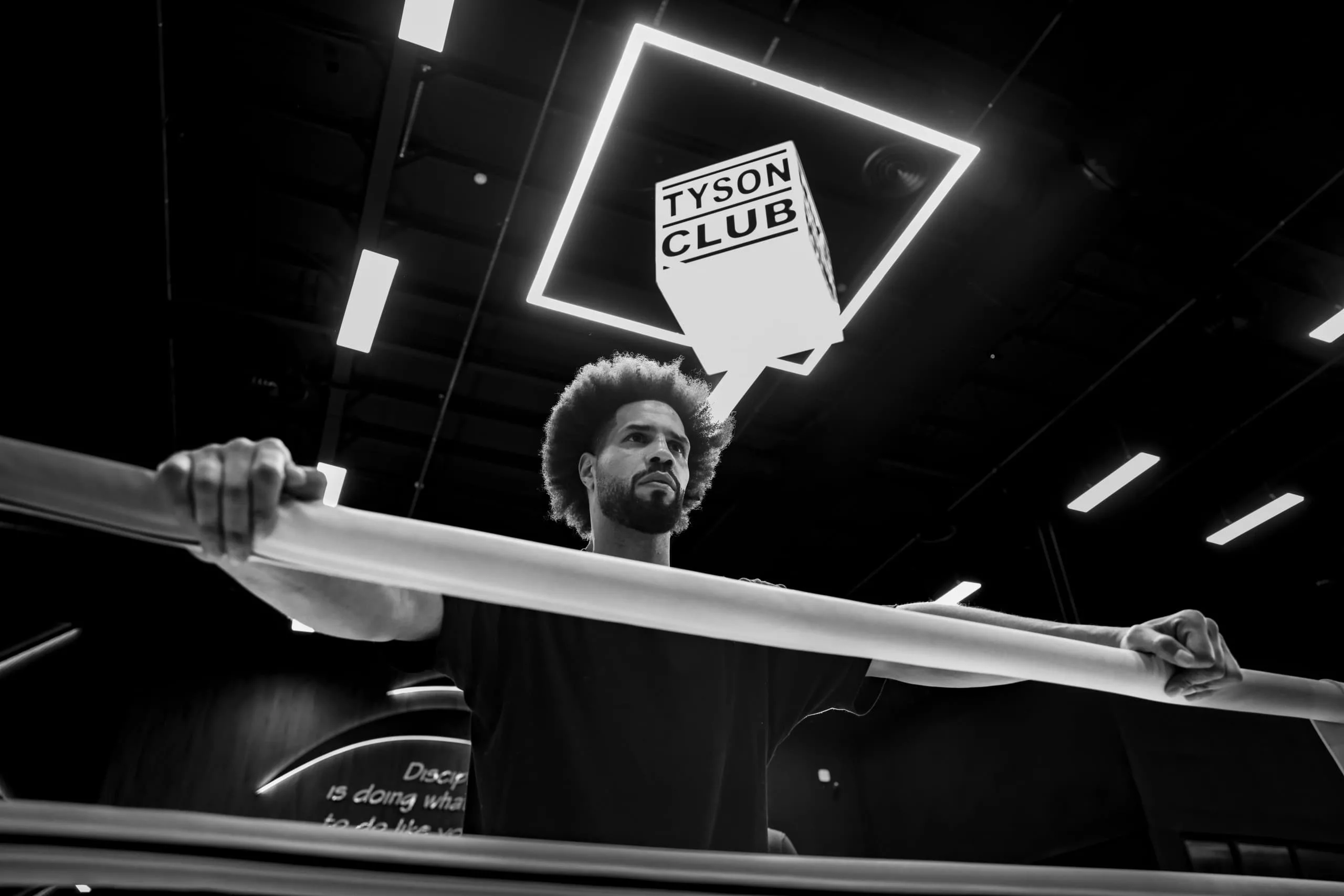 John Mbumba coach de boxe anglaise dans un ring — Paris